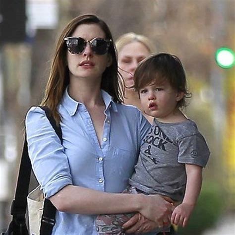does anne hathaway have any children